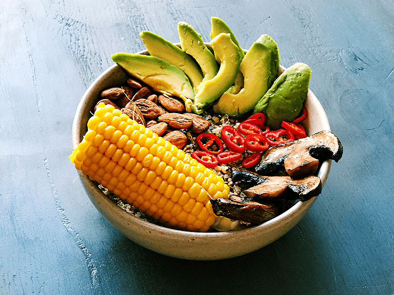 Quinoa bowl med stegte svampe, majs og avocado