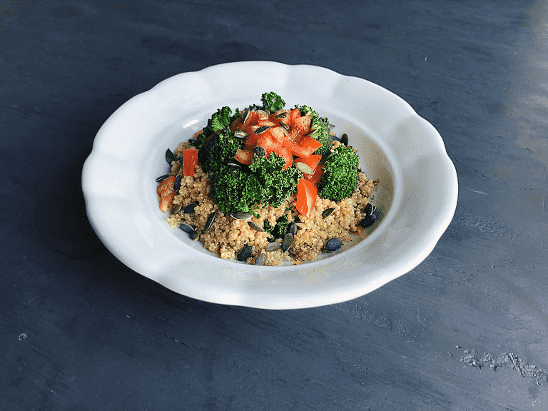 Quinoa med ristet grønkål, misodressing og broccoli