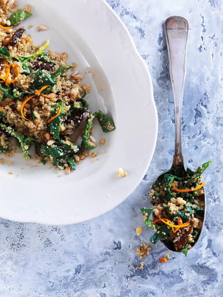 Quinoa-pilau med appelsin, dadler og grønkål