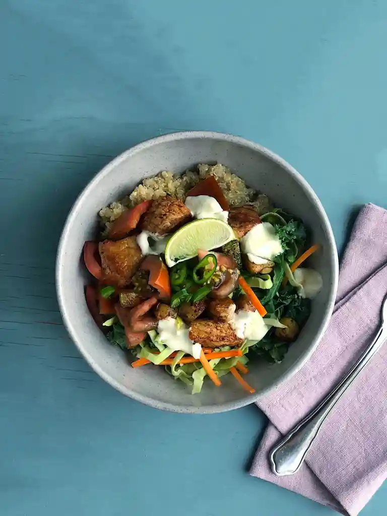 Quinoa bowl med BBQ-svin, tomat, kål og creme fraiche