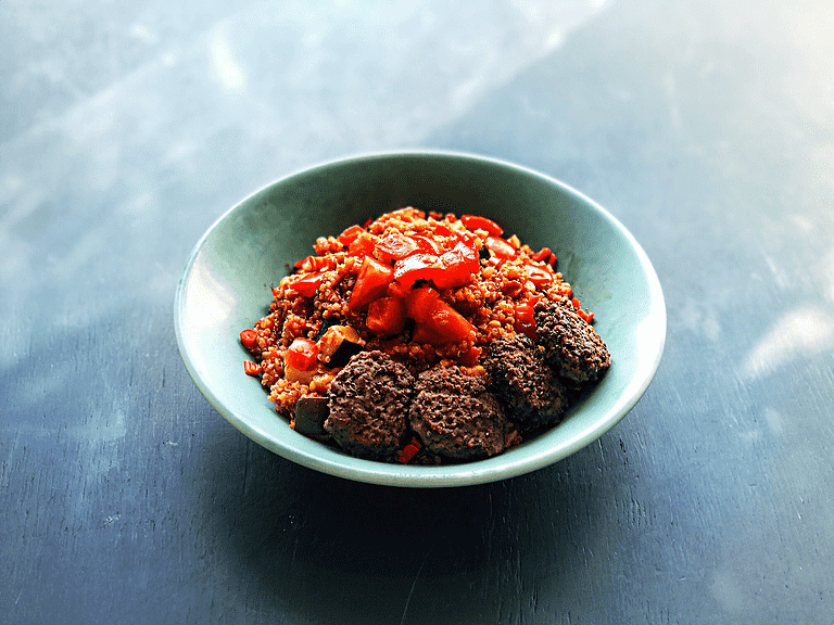 Quinoa bowl med tomat, majs, squash og små hakkebøffer