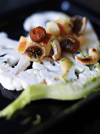 Rå salat af blomkål med ristede cashewnødder og tørrede frugter