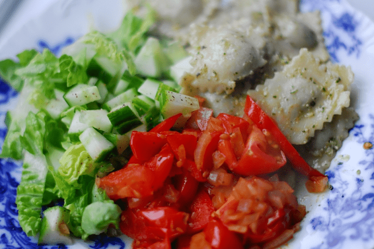 Ravioli med pesto og sprød salat