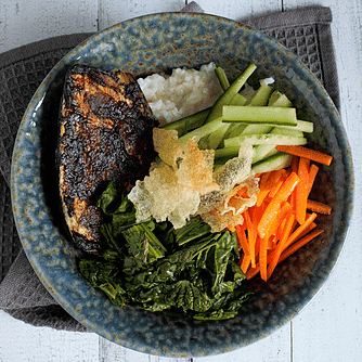 Rice bowl med misobagt aubergine, yukina og friteret rispapir