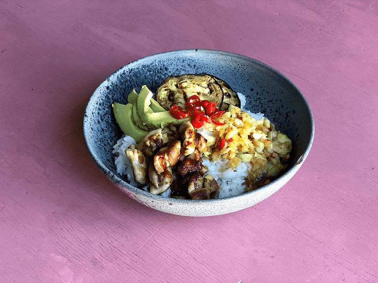 Rice bowl med kalkun, aubergine, avocado, chili og hoisin