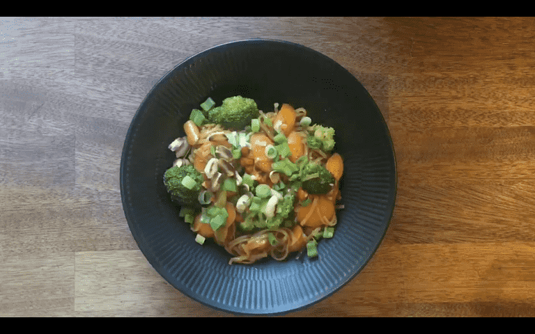 Shirataki-nudler med broccoli og jordnødder i chili