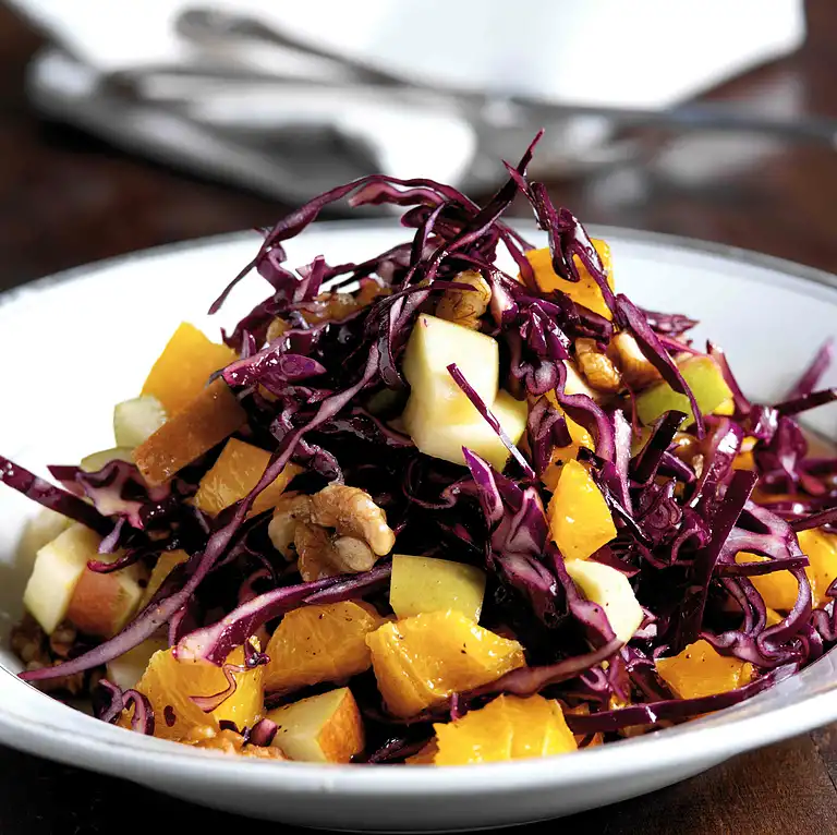 Rødkålssalat med blomkål, mango, chili og jordnødder