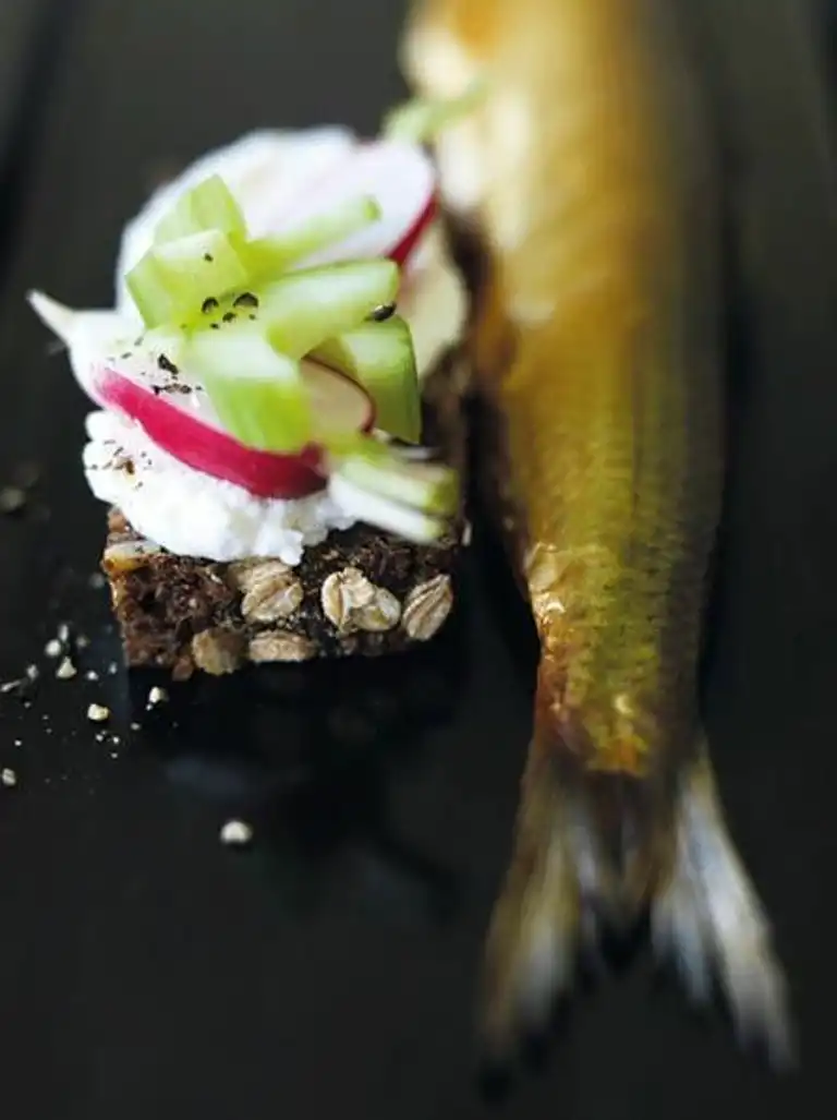 Røget makrel med nye kartofler og løvstikke, lun broccoli med tomatvinaigrette