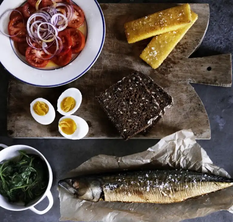 Røget makrel med stegt polenta og lun spinat  