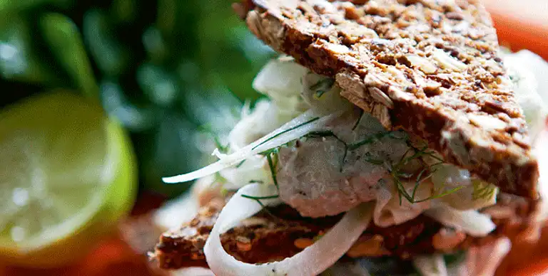 Røget makrelrillette med fennikel, ristet rugbrød og spinatsalat