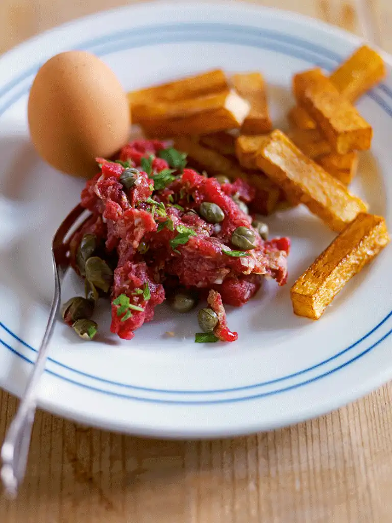 Rørt tatar med madagaskarpeber og pommes frittes