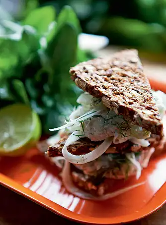 Rugbrødssandwich med fennikel og makrelrilette