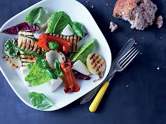 Salat med grillede grøntsager og bitter salat  