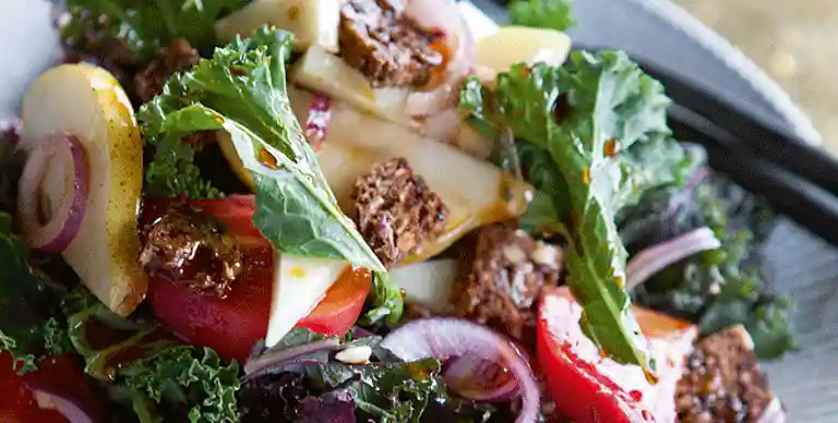 Salat med grønkål, rødbeder, pærer, manchegoost og ristet rugbrød