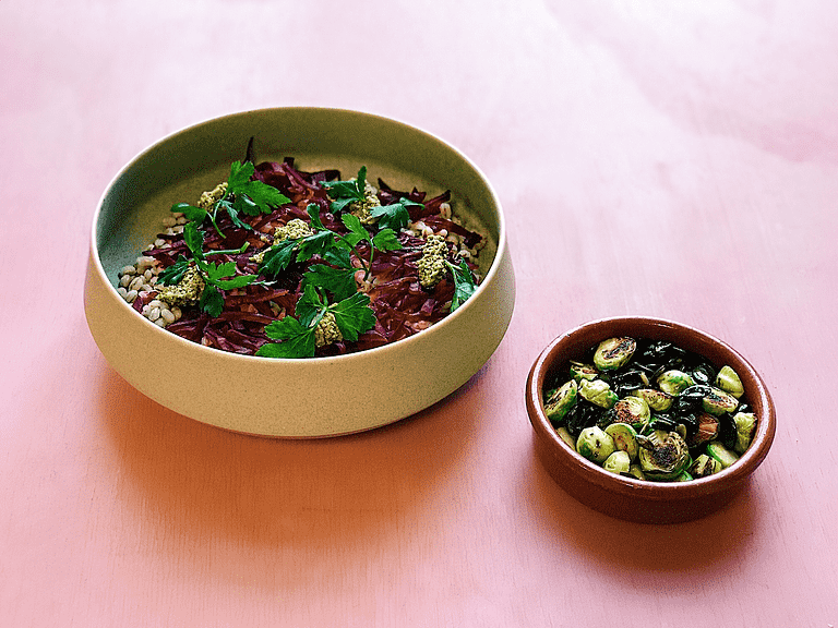Salat med perlebyg, rødbeder og ristet rosenkål med pesto