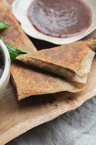 Samosas med søde kartofler og pralbønner og salat af spidskål og tomatsalsa