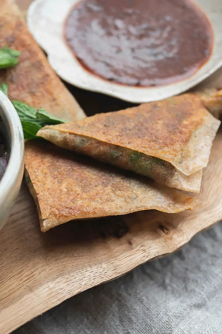 Samosas med søde kartofler og pralbønner og salat af spidskål og tomatsalsa