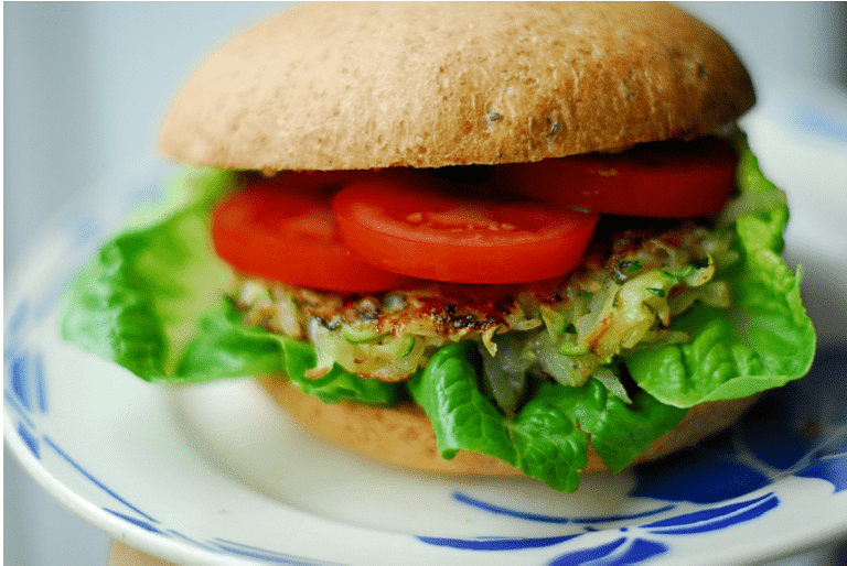 Sandwich med grøntsagsrösti, aioli og salat 