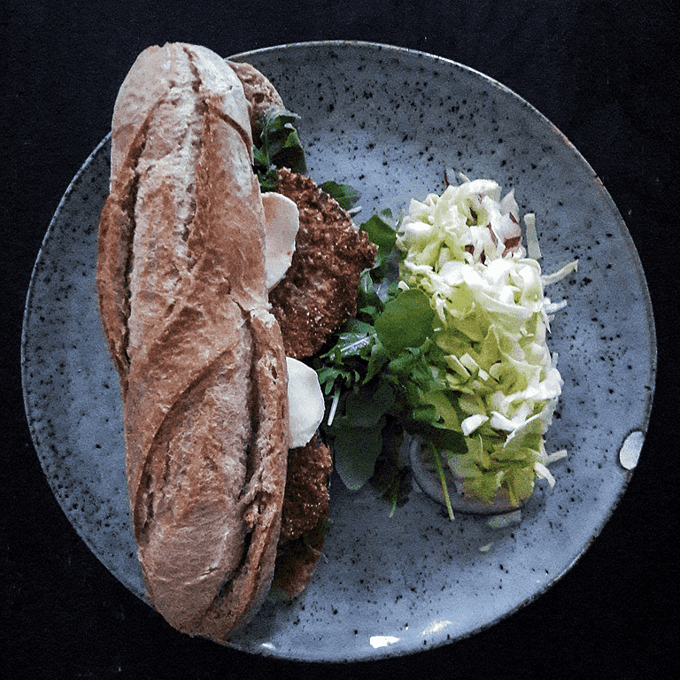 Sandwich med sprød aubergine, mozzarella og spidskålsslaw