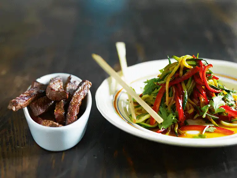 Sauté med oksekød, madagascarpeber og courgetter