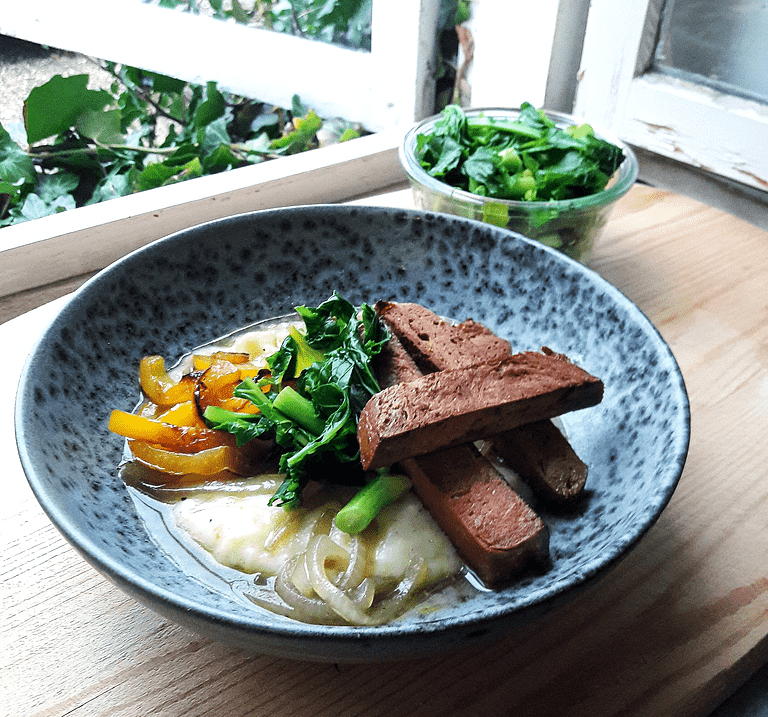 Seitan-tofu med kartoffelmos og dampet grønt