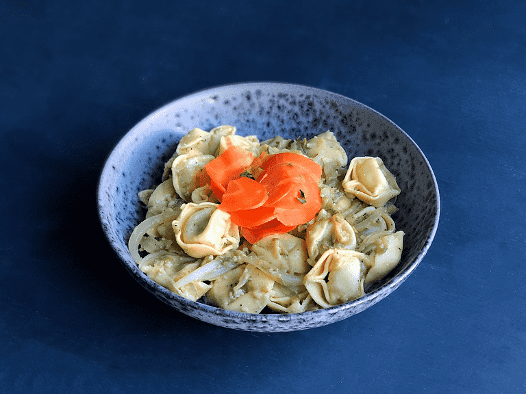 Seitan-tortellini med babosaløg, citrontimian og vege-parmesan