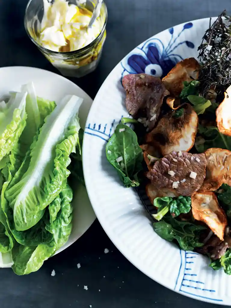 Sellerifritter med kalv, romainesalat og hvidløgsmayo