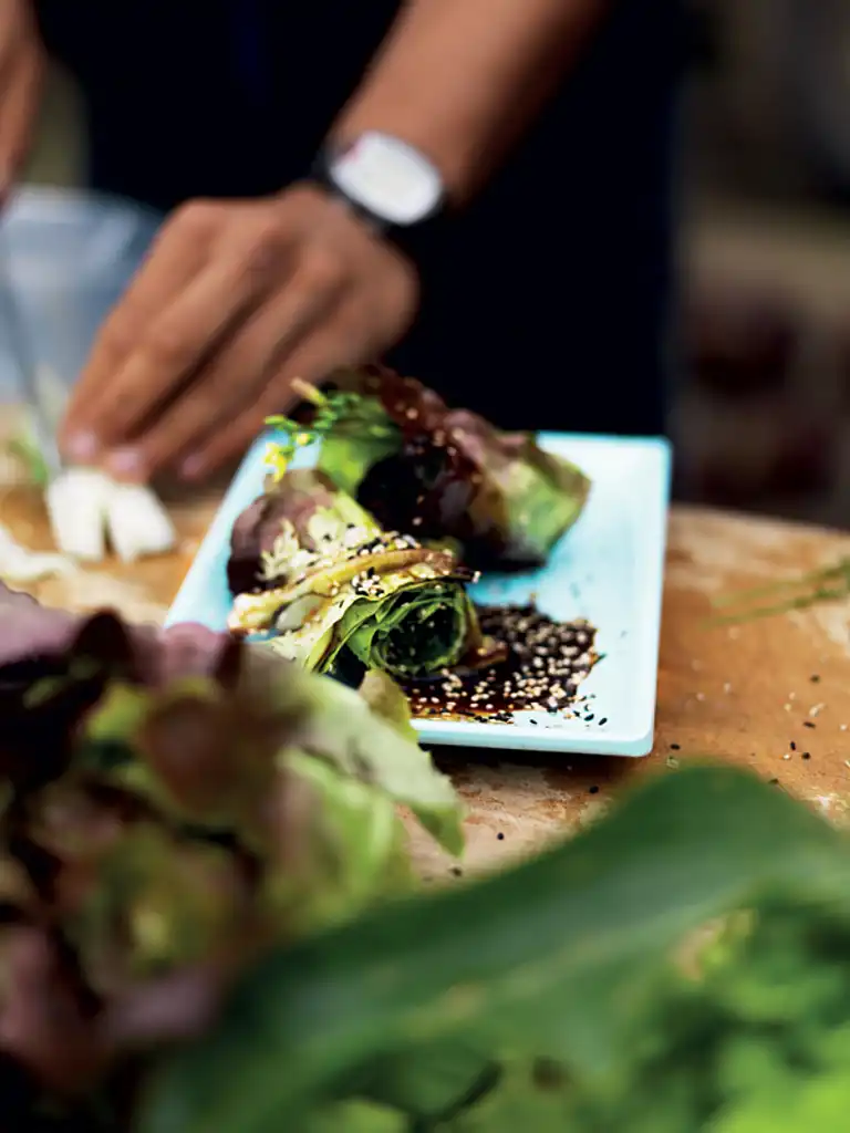 Sensommer-salatruller med krydderurter og sesamsoja