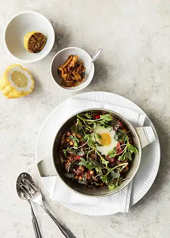 Shakshuka med kikærter og bagt æg