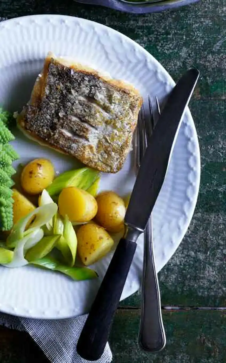 Skindstegt kuller med varm kartoffelsalat, dampet broccoli og pralbønner med citron