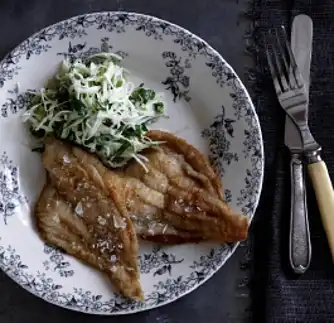 Skrubbefileter med ris, kål-spinatsalat og bøftomater 