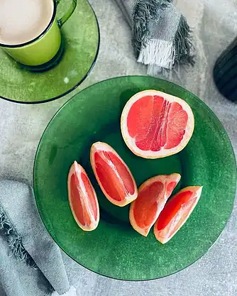 Skyr med ristede hasselnødder og citrussalat