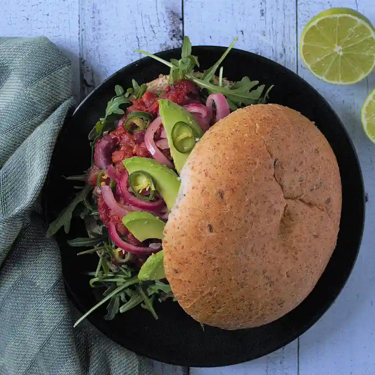 Sloppy joe med syltet rødløg, rucola og avocado