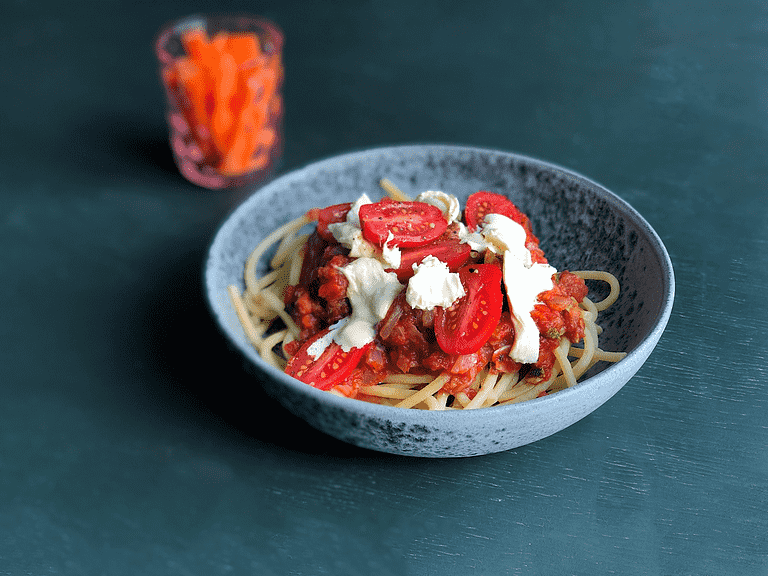 Små kødboller i tomatsauce med frisk pasta, cherrytomater og mozzarella