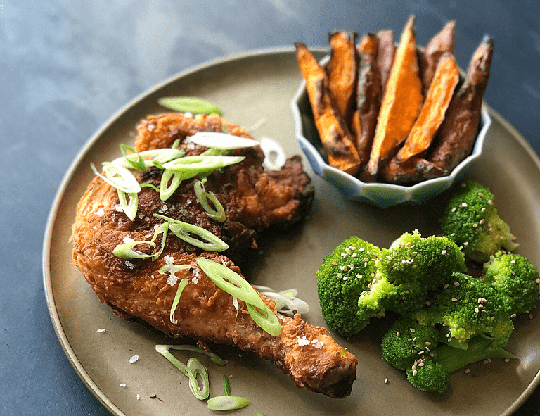 Southern fried chicken med søde kartofler og broccoli