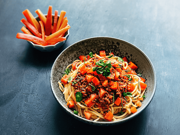 Spaghetti bolognese med grøntsager og brøndkarse