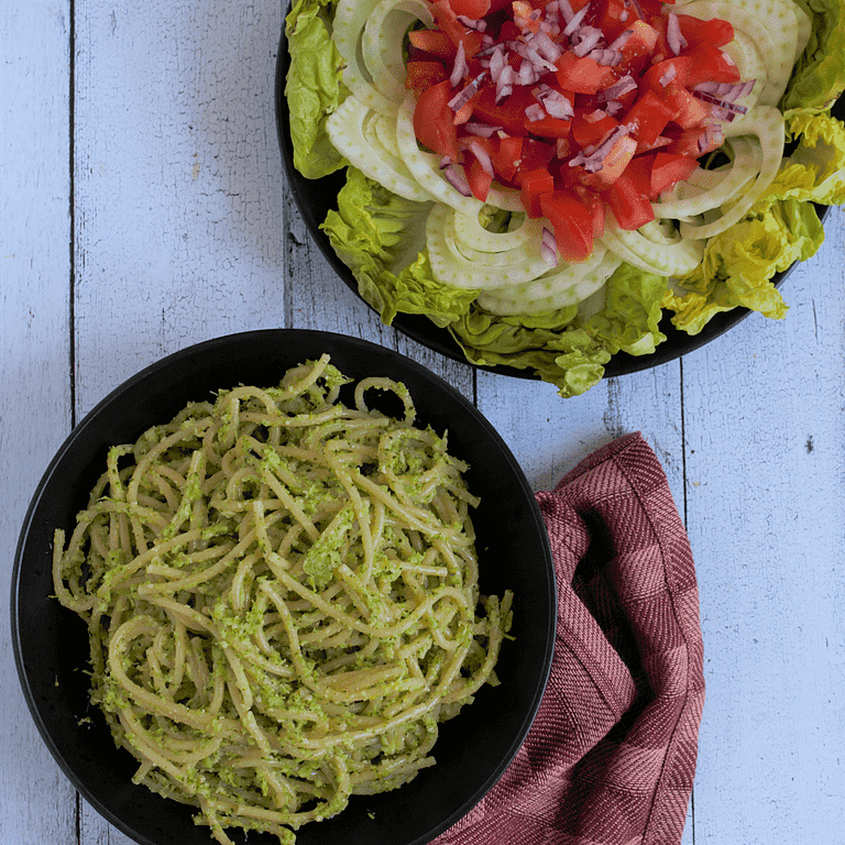 Spaghetti med broccolipesto og salat med fennikel