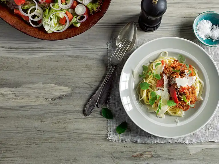 Spaghetti med kødsauce og salat 