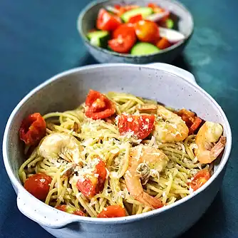 Spaghetti med store rejer, parmesan og salat med agurk