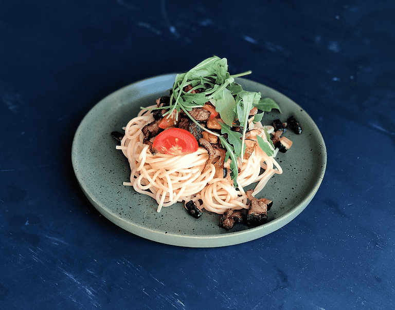 Spaghetti med oksetykkam, squash, rucola og cherrytomater