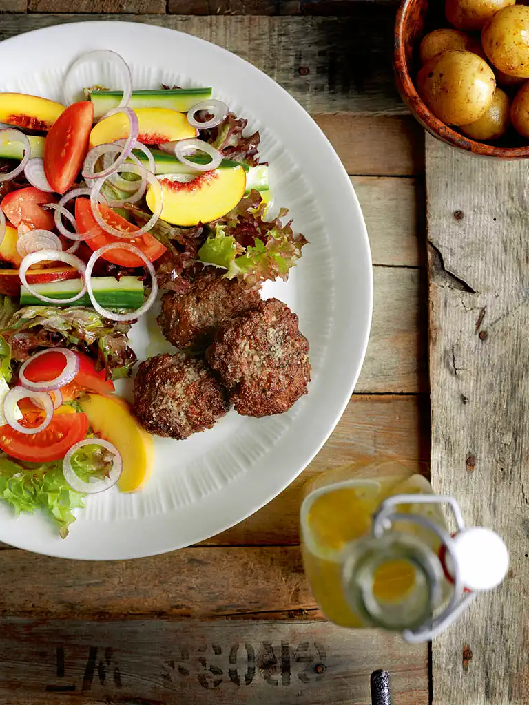 Spicy hakkebøffer, salat med ferskner og nye kartofler 