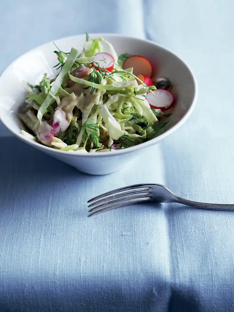 Spidskålssalat med radiser og sennepsvinaigrette 