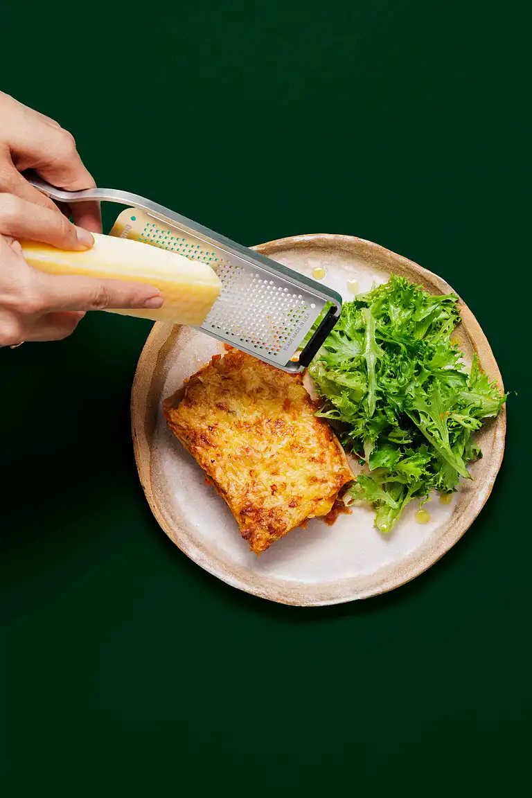 Spinatlasagne med feta og kartoffel, sprød yukina med valnød og sennepsdressing