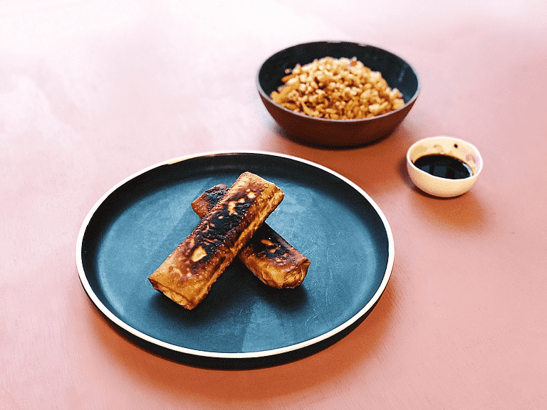 Sprøde forårsruller med kål, brune ris og tamari