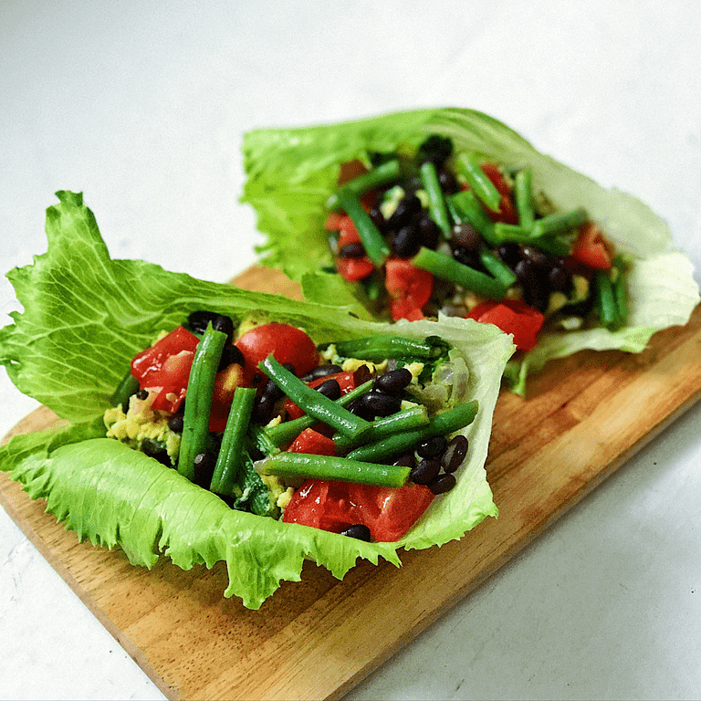 Sprøde salatskåle med spinat-scramble og tomat-chilisalsa
