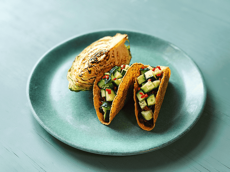 Sprøde tacos med bønnesauce, bagt kål og limemarineret agurk