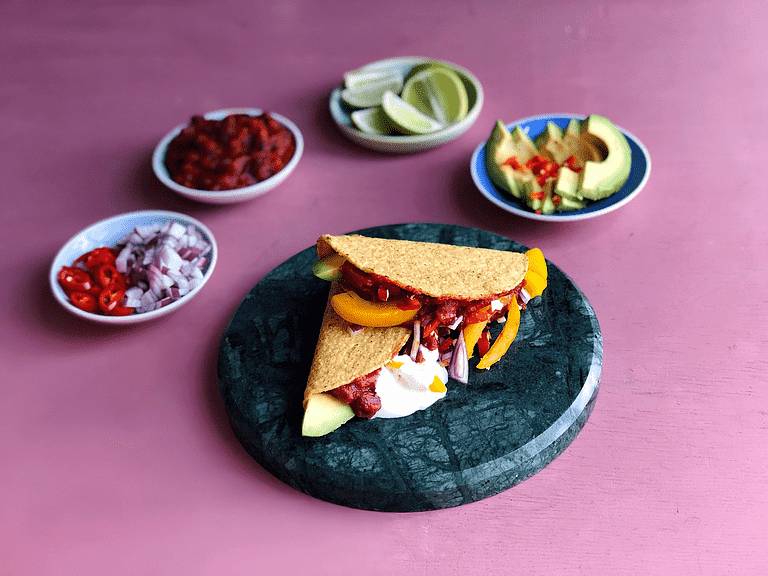 Sprøde tacos med spicy bønnesauce, snackpeber og avocado