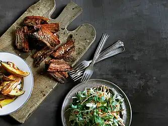 Sprødstegt flæsk med persille-coleslaw og ovnfritter 