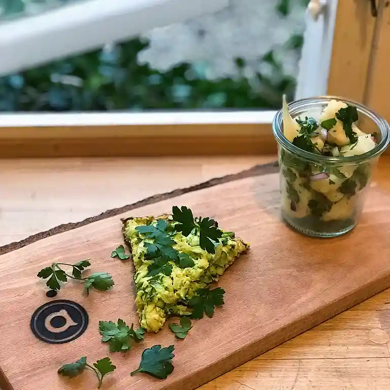 Squash-frittata med blomkålssalat