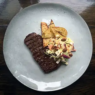 Steak af inderlår med ovnfritter, coleslaw med ristede mandler og snack-grønt